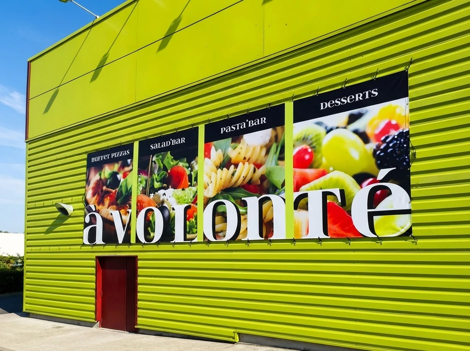 Façade extérieure d'un restaurant buffet "À Volonté" sur bardage métallique nervuré vert anis