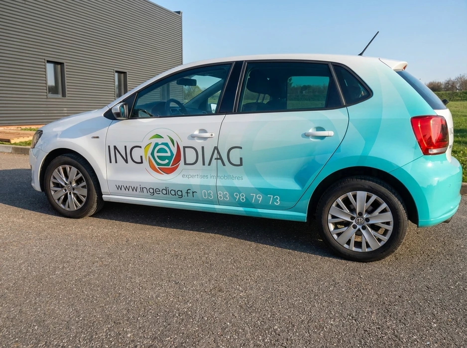 Véhicule utilitaire de société Volkswagen Polo, covering bicolore blanc et turquoise, sticker publicitaire "INGeDIAG expertises immobilières", URL www