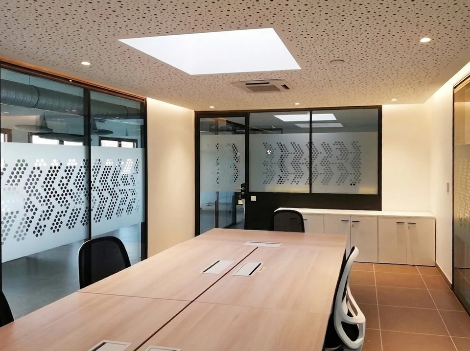 Façade extérieure d'un restaurant buffet "À Volonté" sur bardage métallique nervuré vert anis
