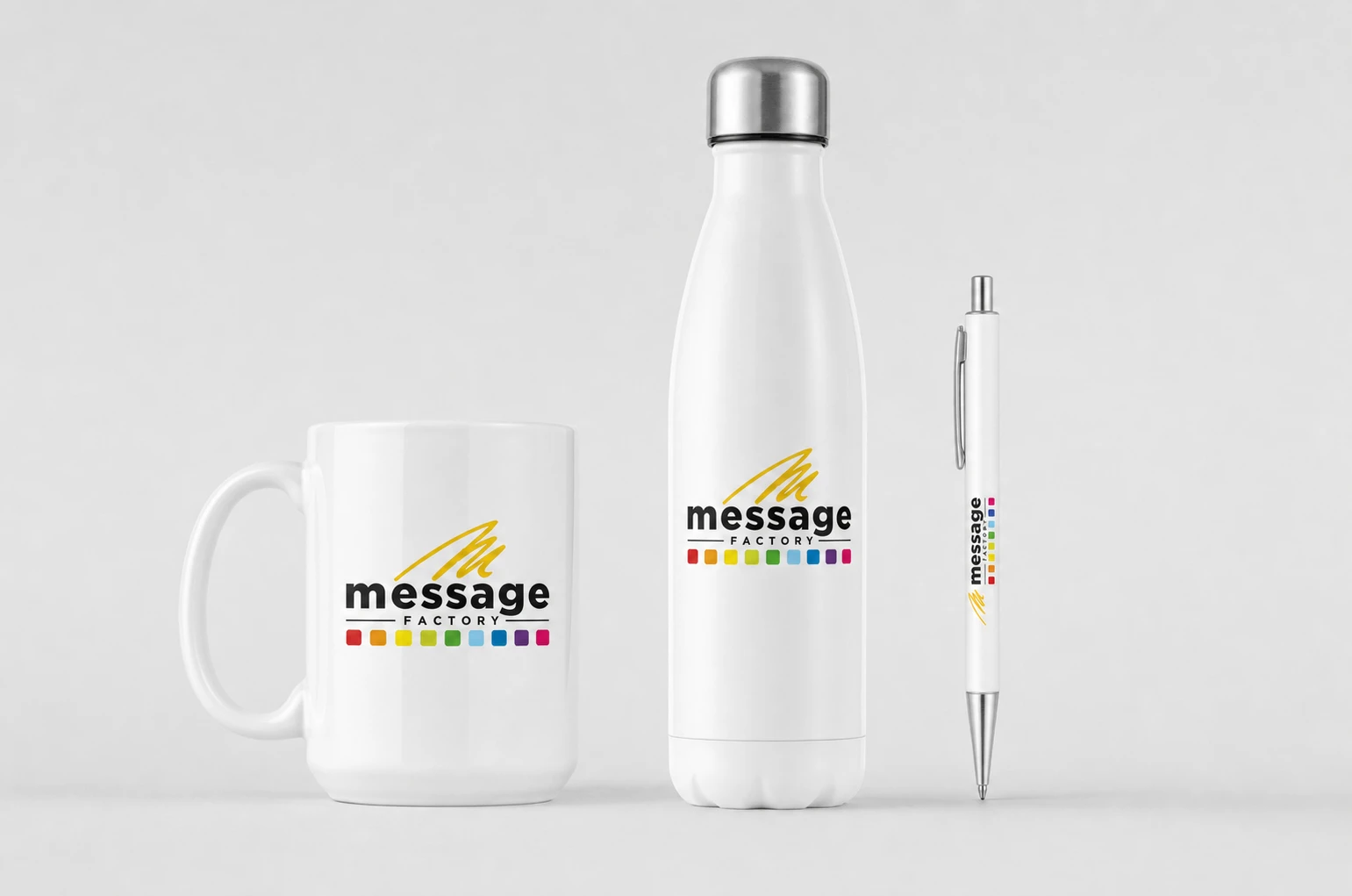 Composition photographique professionnelle montrant une collection soigneusement arrangée d'objets publicitaires personnalisés haut de gamme made in France : t-shirts et polos brodés aux logos d'entreprises, mugs blanc et noir gravés, stylos de luxe, casquettes personnalisées, accessoires high-tech marqués (housse téléphone, powerbank), tous disposés sur un fond blanc ou gris clair minimaliste pour mettre en valeur les détails de la personnalisation. Les réalisations doivent exhiber la qualité professionnelle de la broderie, de la sérigraphie et de l'impression, avec des jeux de perspective et de profondeur. Éclairage studio professionnel mettant en évidence les finitions premium et l'élégance des personnalisations.