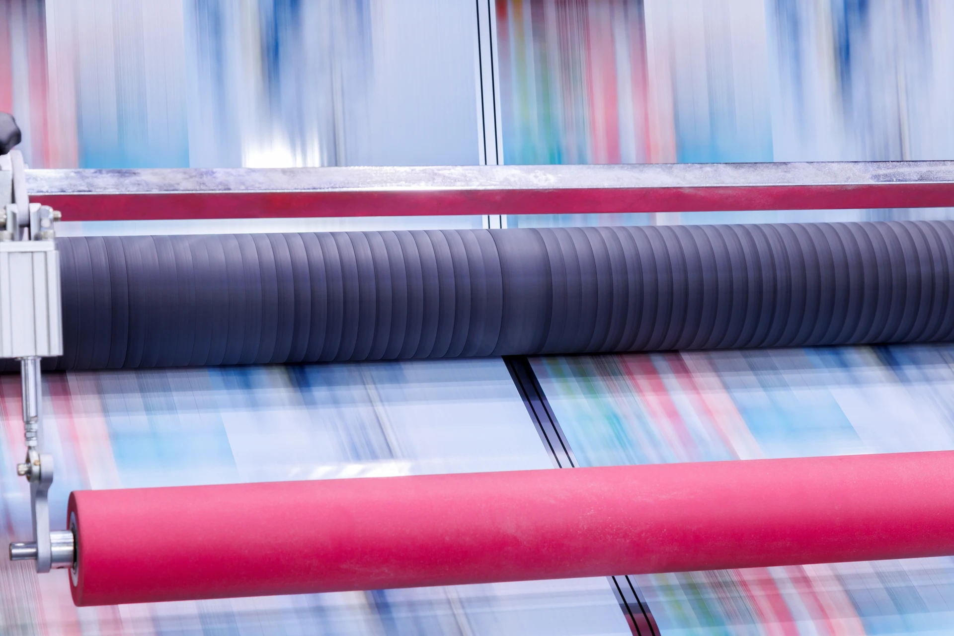 Intérieur d'imprimerie industrielle avec presse offset en fonctionnement
